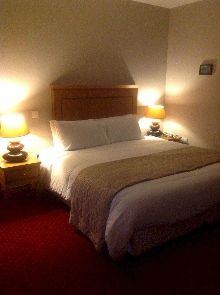 Airport View Hotel And Secret Spa Lusk Ngoại thất bức ảnh