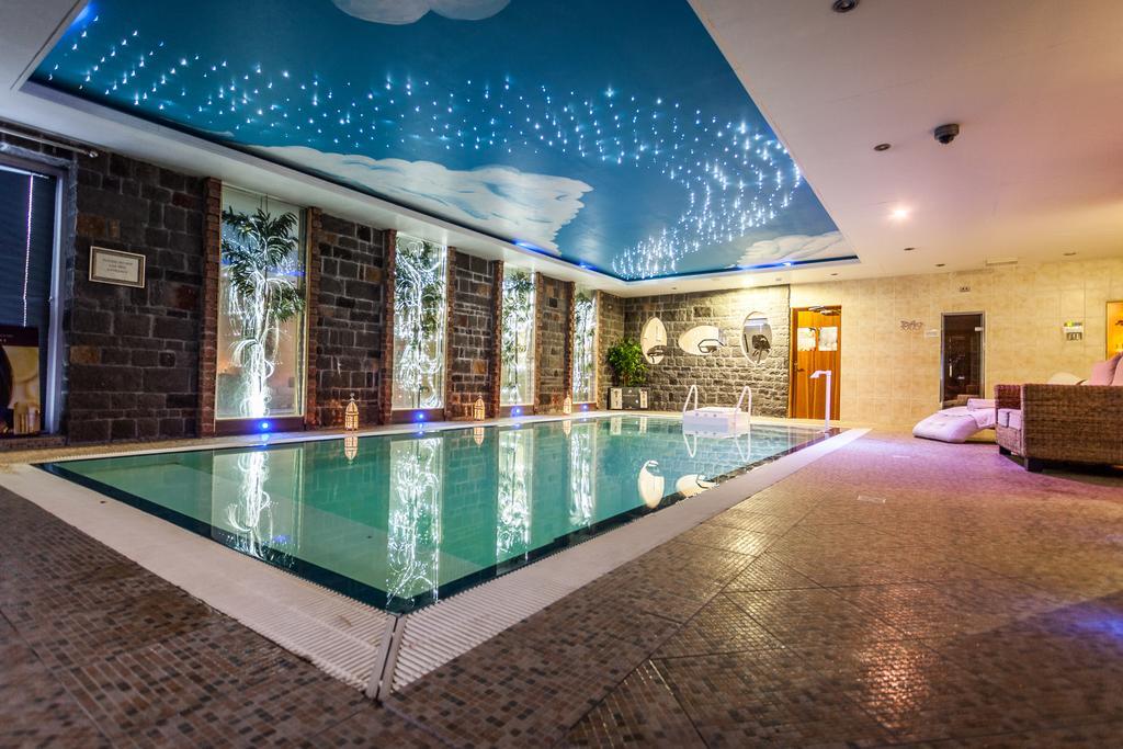 Airport View Hotel And Secret Spa Lusk Ngoại thất bức ảnh