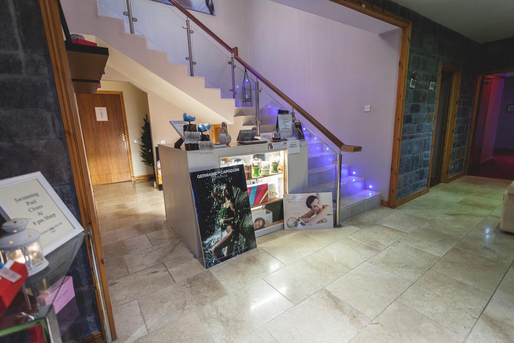 Airport View Hotel And Secret Spa Lusk Ngoại thất bức ảnh