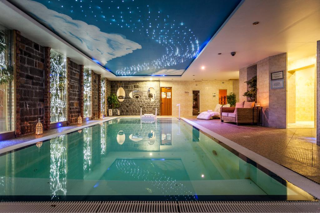 Airport View Hotel And Secret Spa Lusk Ngoại thất bức ảnh