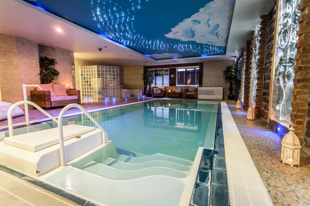 Airport View Hotel And Secret Spa Lusk Ngoại thất bức ảnh