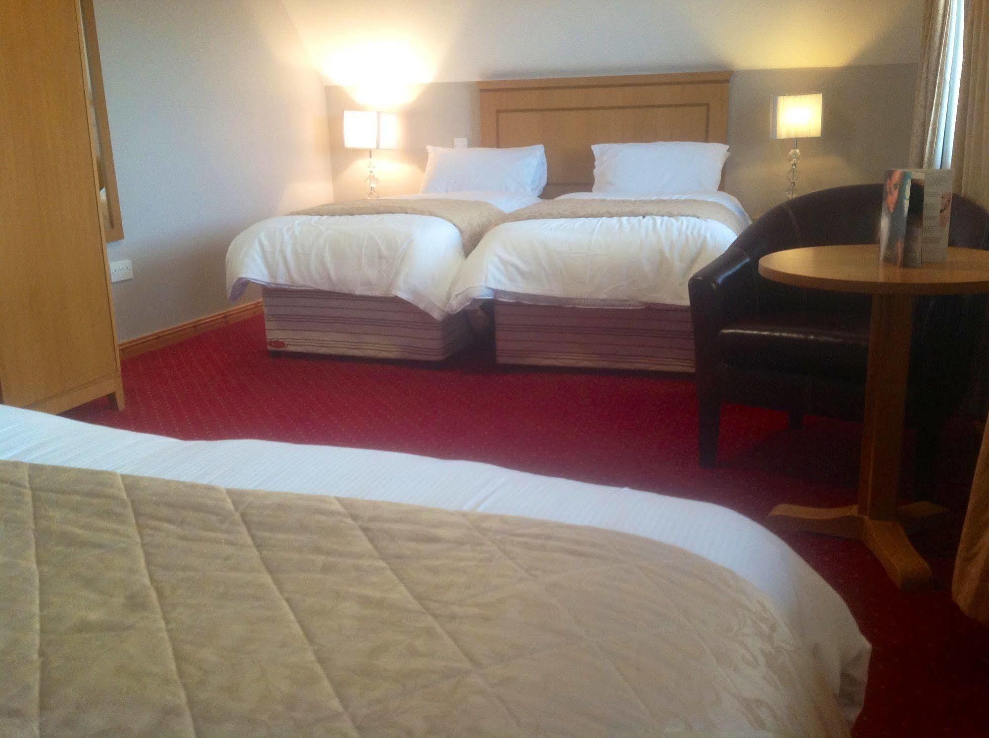 Airport View Hotel And Secret Spa Lusk Ngoại thất bức ảnh