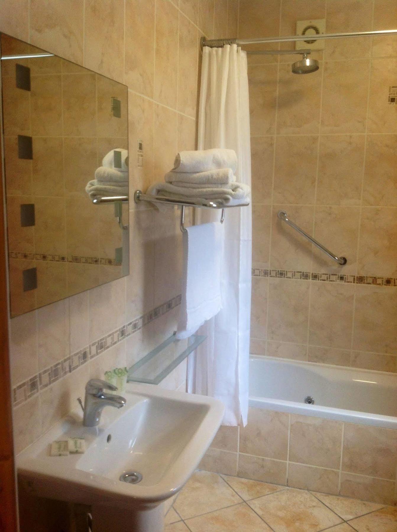 Airport View Hotel And Secret Spa Lusk Ngoại thất bức ảnh