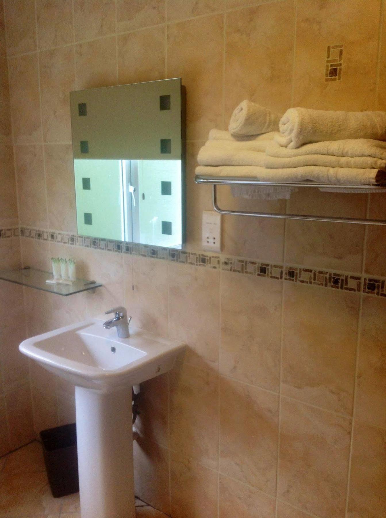 Airport View Hotel And Secret Spa Lusk Ngoại thất bức ảnh