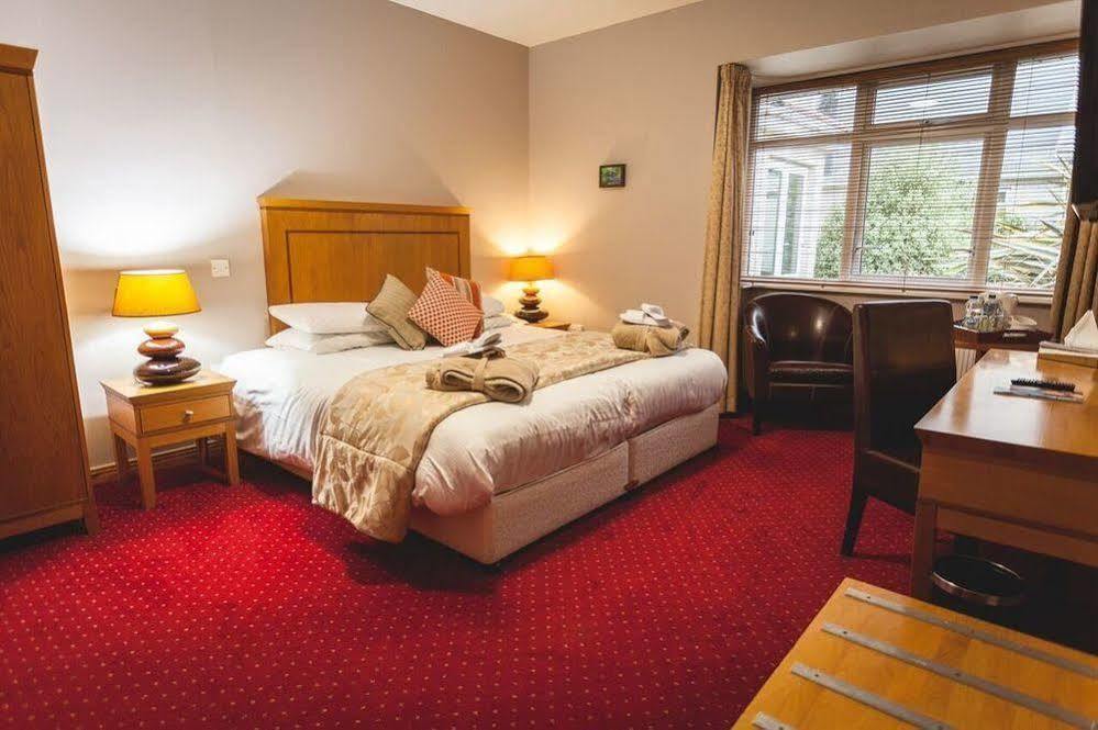 Airport View Hotel And Secret Spa Lusk Ngoại thất bức ảnh