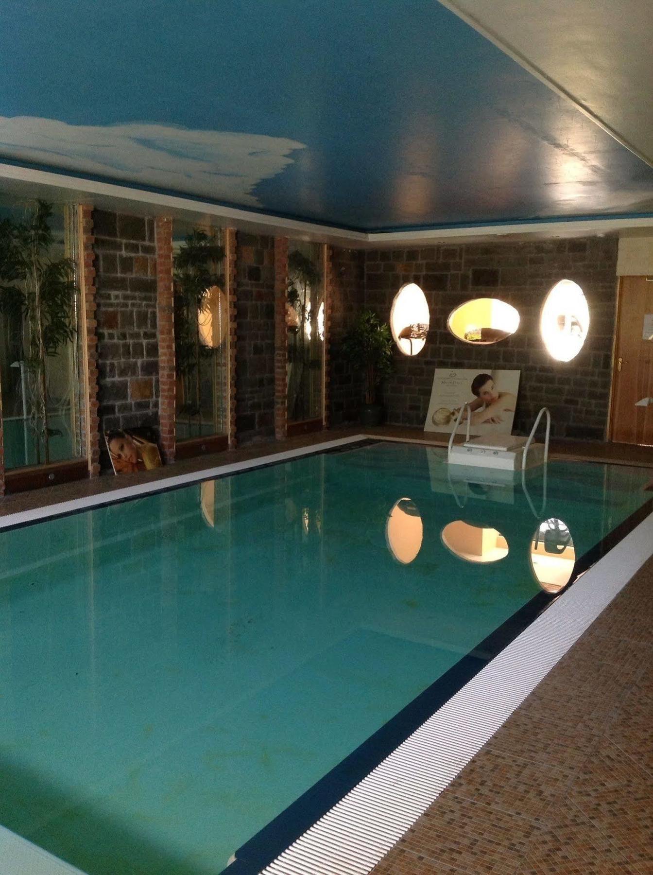 Airport View Hotel And Secret Spa Lusk Ngoại thất bức ảnh
