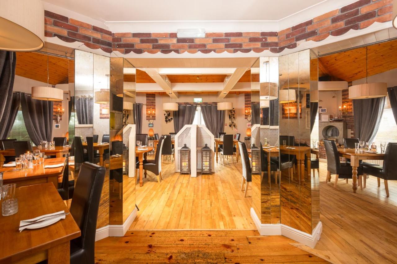 Airport View Hotel And Secret Spa Lusk Ngoại thất bức ảnh