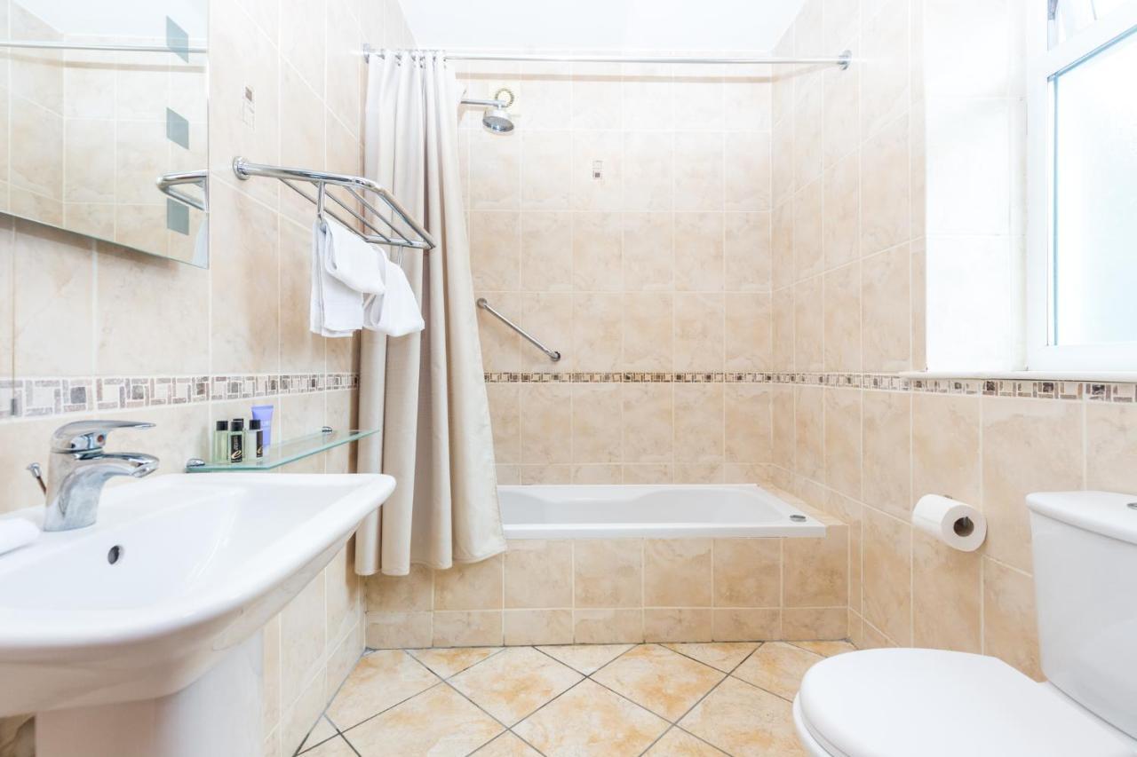 Airport View Hotel And Secret Spa Lusk Ngoại thất bức ảnh