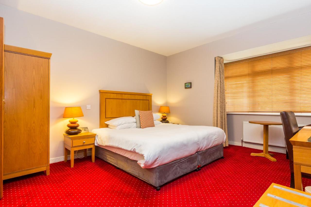 Airport View Hotel And Secret Spa Lusk Ngoại thất bức ảnh