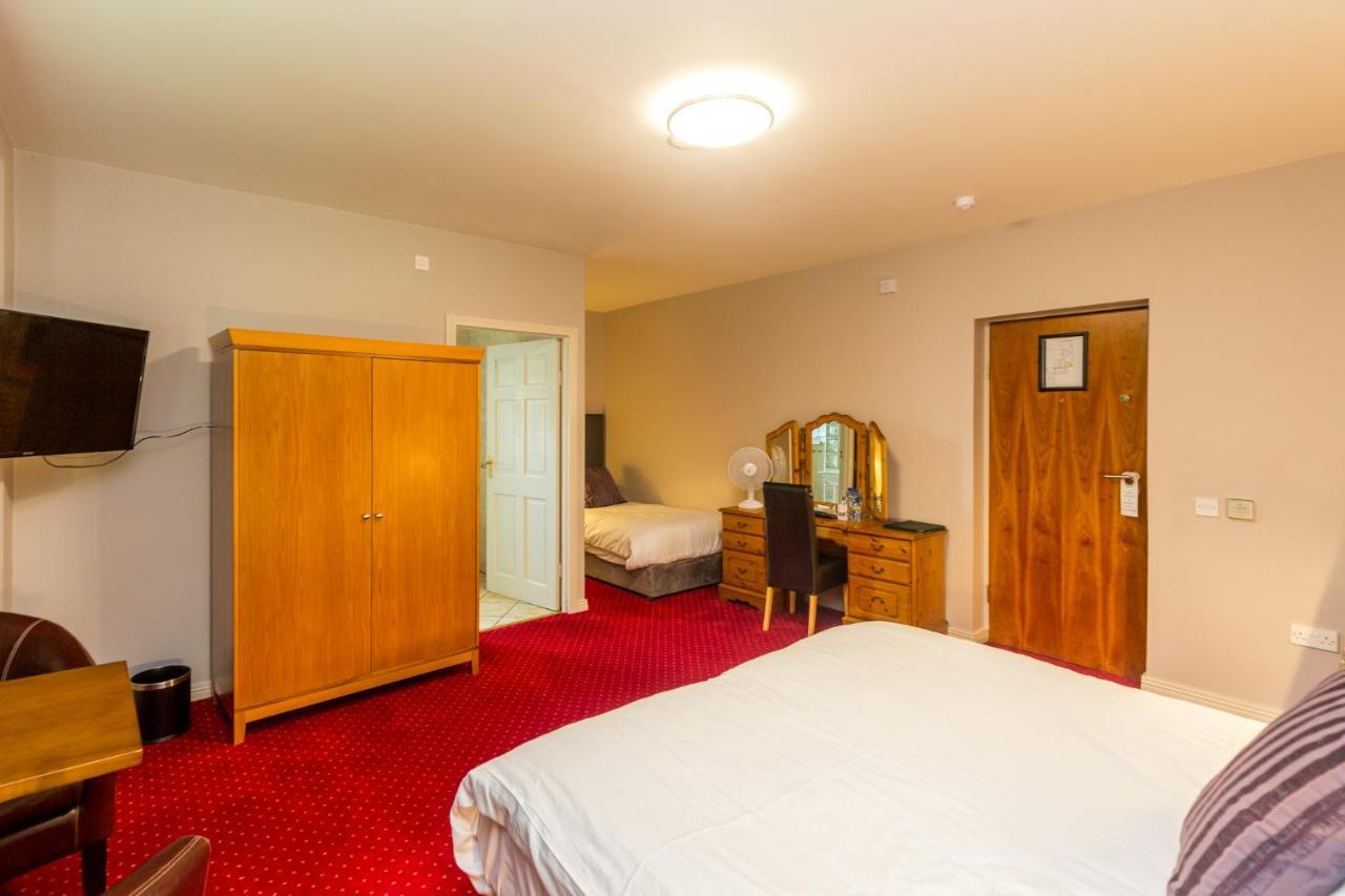 Airport View Hotel And Secret Spa Lusk Ngoại thất bức ảnh